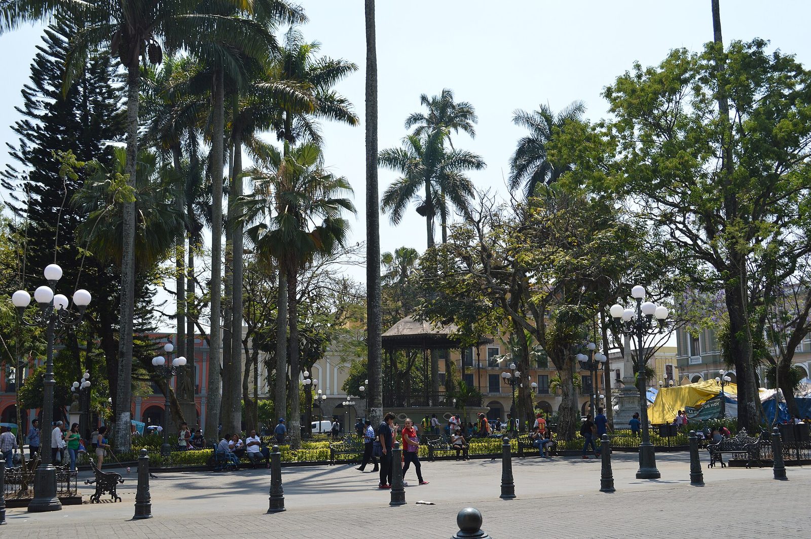 Vista de la plaza el 12 de abril de 2014: jardines, andadores y, al fondo, portales y una torre de la catedral. Es el parque contemporáneo, no la plaza de armas de 1821.