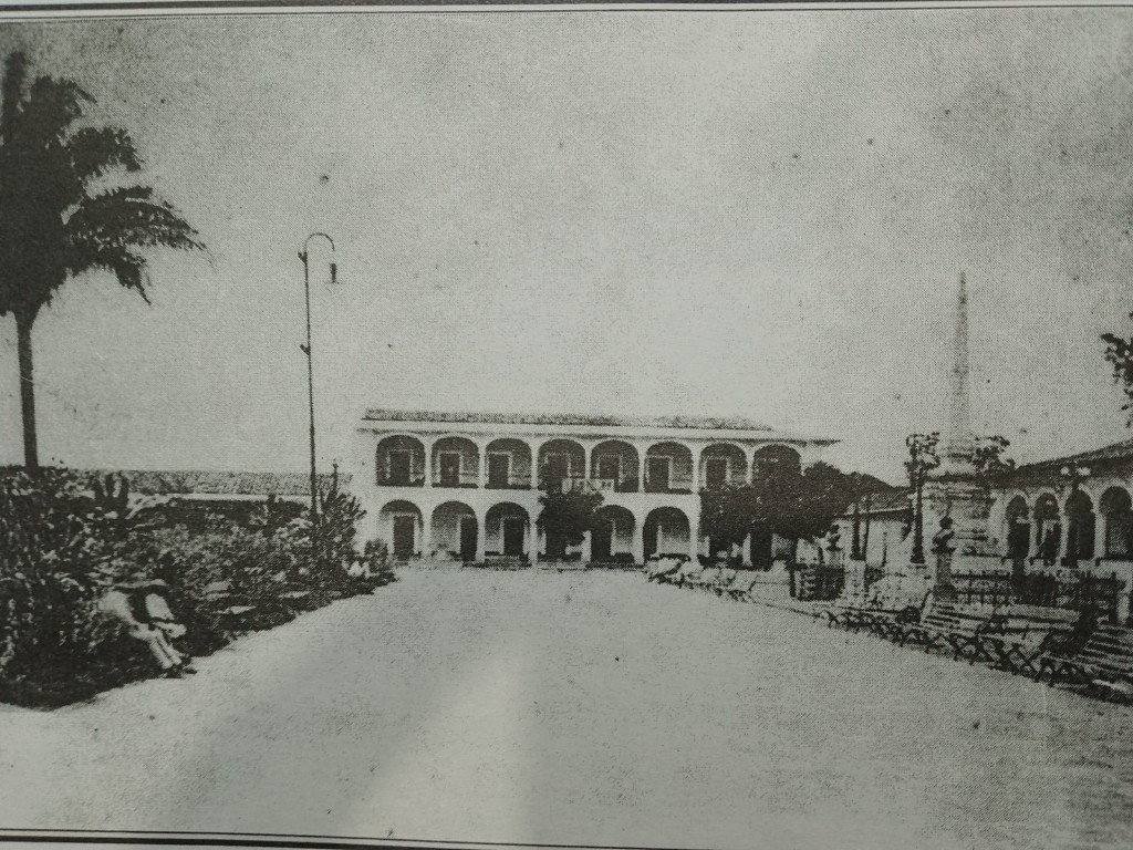 Plaza con portales (foto posterior; el obelisco no existía en 1821).